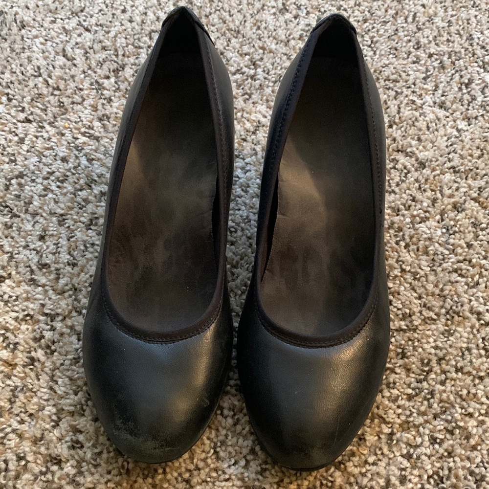 Vionic heels, black. Size 8 (might be an 8.5, they’re unmarked)